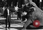 Standbild großer Mann und Zwerge Los Angeles California USA, 1930, aus Sekunde 15 historischem Filmmaterial Videoclip 65675049604