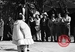 Standbild großer Mann und Zwerge Los Angeles California USA, 1930, aus Sekunde 20 historischem Filmmaterial Videoclip 65675049604