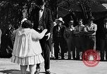Standbild großer Mann und Zwerge Los Angeles California USA, 1930, aus Sekunde 21 historischem Filmmaterial Videoclip 65675049604