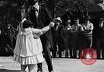 Standbild großer Mann und Zwerge Los Angeles California USA, 1930, aus Sekunde 22 historischem Filmmaterial Videoclip 65675049604