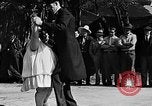 Standbild großer Mann und Zwerge Los Angeles California USA, 1930, aus Sekunde 23 historischem Filmmaterial Videoclip 65675049604