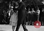 Standbild großer Mann und Zwerge Los Angeles California USA, 1930, aus Sekunde 24 historischem Filmmaterial Videoclip 65675049604