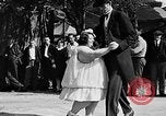 Standbild großer Mann und Zwerge Los Angeles California USA, 1930, aus Sekunde 25 historischem Filmmaterial Videoclip 65675049604