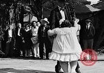 Standbild großer Mann und Zwerge Los Angeles California USA, 1930, aus Sekunde 26 historischem Filmmaterial Videoclip 65675049604