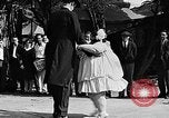 Standbild großer Mann und Zwerge Los Angeles California USA, 1930, aus Sekunde 27 historischem Filmmaterial Videoclip 65675049604