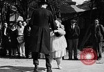 Standbild großer Mann und Zwerge Los Angeles California USA, 1930, aus Sekunde 28 historischem Filmmaterial Videoclip 65675049604