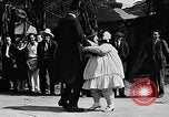 Standbild großer Mann und Zwerge Los Angeles California USA, 1930, aus Sekunde 29 historischem Filmmaterial Videoclip 65675049604