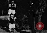 Standbild großer Mann und Zwerge Los Angeles California USA, 1930, aus Sekunde 35 historischem Filmmaterial Videoclip 65675049604