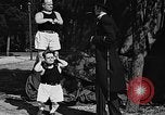 Standbild großer Mann und Zwerge Los Angeles California USA, 1930, aus Sekunde 36 historischem Filmmaterial Videoclip 65675049604