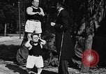 Standbild großer Mann und Zwerge Los Angeles California USA, 1930, aus Sekunde 37 historischem Filmmaterial Videoclip 65675049604