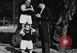 Standbild großer Mann und Zwerge Los Angeles California USA, 1930, aus Sekunde 38 historischem Filmmaterial Videoclip 65675049604