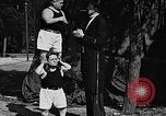 Standbild großer Mann und Zwerge Los Angeles California USA, 1930, aus Sekunde 39 historischem Filmmaterial Videoclip 65675049604