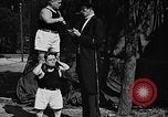 Standbild großer Mann und Zwerge Los Angeles California USA, 1930, aus Sekunde 40 historischem Filmmaterial Videoclip 65675049604