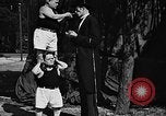 Standbild großer Mann und Zwerge Los Angeles California USA, 1930, aus Sekunde 42 historischem Filmmaterial Videoclip 65675049604