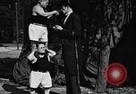 Standbild großer Mann und Zwerge Los Angeles California USA, 1930, aus Sekunde 43 historischem Filmmaterial Videoclip 65675049604