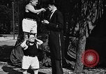 Standbild großer Mann und Zwerge Los Angeles California USA, 1930, aus Sekunde 44 historischem Filmmaterial Videoclip 65675049604