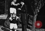 Standbild großer Mann und Zwerge Los Angeles California USA, 1930, aus Sekunde 45 historischem Filmmaterial Videoclip 65675049604