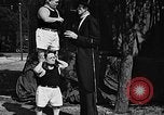 Standbild großer Mann und Zwerge Los Angeles California USA, 1930, aus Sekunde 46 historischem Filmmaterial Videoclip 65675049604
