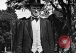 Standbild großer Mann und Zwerge Los Angeles California USA, 1930, aus Sekunde 47 historischem Filmmaterial Videoclip 65675049604