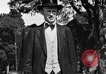 Standbild großer Mann und Zwerge Los Angeles California USA, 1930, aus Sekunde 48 historischem Filmmaterial Videoclip 65675049604