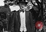 Standbild großer Mann und Zwerge Los Angeles California USA, 1930, aus Sekunde 49 historischem Filmmaterial Videoclip 65675049604