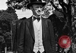 Standbild großer Mann und Zwerge Los Angeles California USA, 1930, aus Sekunde 50 historischem Filmmaterial Videoclip 65675049604