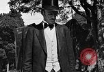 Standbild großer Mann und Zwerge Los Angeles California USA, 1930, aus Sekunde 51 historischem Filmmaterial Videoclip 65675049604