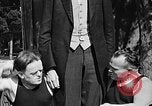 Standbild großer Mann und Zwerge Los Angeles California USA, 1930, aus Sekunde 52 historischem Filmmaterial Videoclip 65675049604