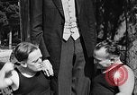 Standbild großer Mann und Zwerge Los Angeles California USA, 1930, aus Sekunde 53 historischem Filmmaterial Videoclip 65675049604