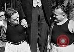Standbild großer Mann und Zwerge Los Angeles California USA, 1930, aus Sekunde 55 historischem Filmmaterial Videoclip 65675049604