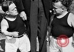 Standbild großer Mann und Zwerge Los Angeles California USA, 1930, aus Sekunde 56 historischem Filmmaterial Videoclip 65675049604