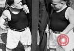 Standbild großer Mann und Zwerge Los Angeles California USA, 1930, aus Sekunde 57 historischem Filmmaterial Videoclip 65675049604