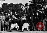 Standbild großer Mann und Zwerge Los Angeles California USA, 1930, aus Sekunde 58 historischem Filmmaterial Videoclip 65675049604