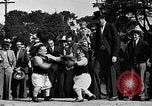 Standbild großer Mann und Zwerge Los Angeles California USA, 1930, aus Sekunde 59 historischem Filmmaterial Videoclip 65675049604