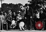 Standbild großer Mann und Zwerge Los Angeles California USA, 1930, aus Sekunde 60 historischem Filmmaterial Videoclip 65675049604