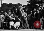 Standbild großer Mann und Zwerge Los Angeles California USA, 1930, aus Sekunde 62 historischem Filmmaterial Videoclip 65675049604