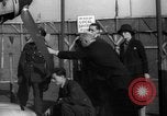 Immagine di Si è schiantato Messerschmitt Me109 aeromobile Londra Inghilterra Regno Unito, 1940, secondo 27 filmato di repertorio 65675049620