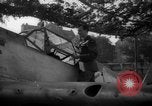 Immagine di Si è schiantato Messerschmitt Me109 aeromobile Londra Inghilterra Regno Unito, 1940, secondo 52 filmato di repertorio 65675049620