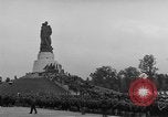 Immagine di Rally comunista Berlino Germania Est, 1950, secondo 49 filmato di repertorio 65675049655