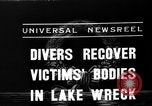 Standbild Taucher erholen Körper vom Lake Michigan barge Unfall Chicago Illinois USA, 1936, aus Sekunde 3 historischem Filmmaterial Videoclip 65675049688