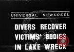 Standbild Taucher erholen Körper vom Lake Michigan barge Unfall Chicago Illinois USA, 1936, aus Sekunde 6 historischem Filmmaterial Videoclip 65675049688