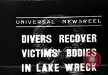 Standbild Taucher erholen Körper vom Lake Michigan barge Unfall Chicago Illinois USA, 1936, aus Sekunde 7 historischem Filmmaterial Videoclip 65675049688