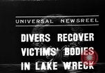Standbild Taucher erholen Körper vom Lake Michigan barge Unfall Chicago Illinois USA, 1936, aus Sekunde 8 historischem Filmmaterial Videoclip 65675049688
