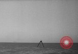 Standbild Taucher erholen Körper vom Lake Michigan barge Unfall Chicago Illinois USA, 1936, aus Sekunde 10 historischem Filmmaterial Videoclip 65675049688