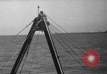 Standbild Taucher erholen Körper vom Lake Michigan barge Unfall Chicago Illinois USA, 1936, aus Sekunde 20 historischem Filmmaterial Videoclip 65675049688