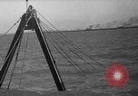 Standbild Taucher erholen Körper vom Lake Michigan barge Unfall Chicago Illinois USA, 1936, aus Sekunde 21 historischem Filmmaterial Videoclip 65675049688