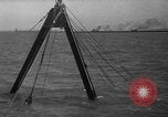 Standbild Taucher erholen Körper vom Lake Michigan barge Unfall Chicago Illinois USA, 1936, aus Sekunde 22 historischem Filmmaterial Videoclip 65675049688