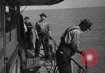 Standbild Taucher erholen Körper vom Lake Michigan barge Unfall Chicago Illinois USA, 1936, aus Sekunde 23 historischem Filmmaterial Videoclip 65675049688