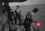 Standbild Taucher erholen Körper vom Lake Michigan barge Unfall Chicago Illinois USA, 1936, aus Sekunde 24 historischem Filmmaterial Videoclip 65675049688