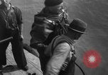 Standbild Taucher erholen Körper vom Lake Michigan barge Unfall Chicago Illinois USA, 1936, aus Sekunde 35 historischem Filmmaterial Videoclip 65675049688